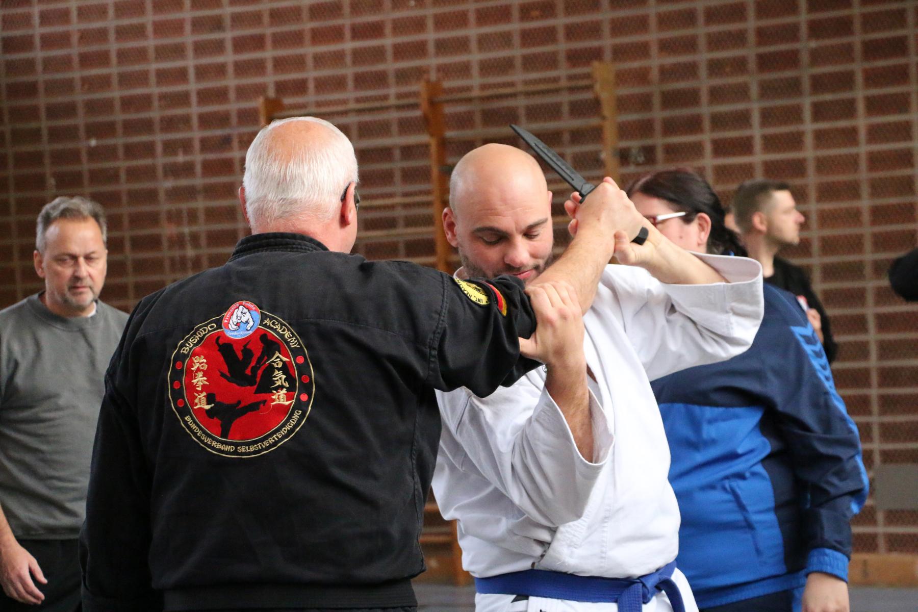 Selbstverteidigung gegen Messer, Messerabwehr, Messerkampf